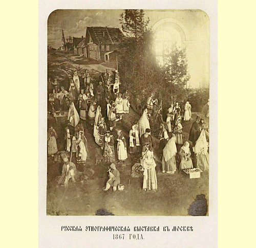 Facciamo ora il nostro ingresso nella Mostra Etnografica Panrussa realizzata a Mosca in piazza del Maneggio, nel 1867 sempre grazie all’imprescindibile sostegno delle foto che furono scattate per documentarne gli stupefacenti allestimenti. Uno dei pezzi forti era certamente rappresentato dalla “Scena della fiera” popolata da un copioso numero di manichini sapientemente disposti su più piani per accentuare una profondità di campo ed una fuga prospettica definitivamente ribadita da un ampio fondale raffigurante una via che si perdeva all’orizzonte dopo aver costeggiato un villaggio. foto 1
