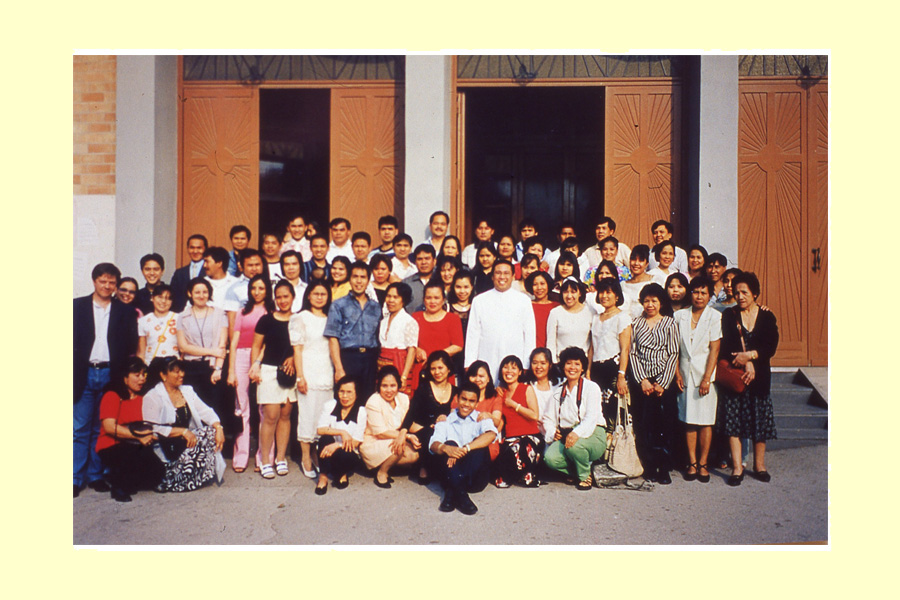 Immigrati che fanno parte della Filipino Community dell’Api-colf, posano assieme per una foto di gruppo, il 27 maggio 2001, dinanzi ad una chiesa della città di Napoli, ubicata in Via Manzoni, in occasione dell’ultima giornata del May Festival, organizzato tutte le domeniche di maggio (per approfondimenti a riguardo, si rinvia alla sezione “Gli eventi festivi non religiosi”). Il gruppo associativo legato al sindacato cattolico dell’Api-colf era particolarmente numeroso agli inizi del nuovo millennio, come si vede in questa immagine. In essa si evince l’intento celebrativo dell’associazione e della stessa presenza immigrata sul territorio. foto 1