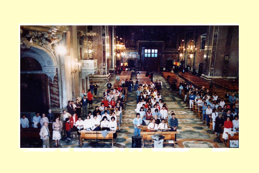 Messa dell’immacolata del 1988 presso la chiesa del Gesù Nuovo di Napoli. Il Natale nelle Filippine «è la festa più lunga», come hanno ricordato alcuni immigrati residenti nella città partenopea, intervistati agli inizi del 2000. A Napoli per i gruppi cattolici le feste natalizie iniziano con la messa dell’8 dicembre dedicata alla Madonna; da questa immagine si evince la considerevole partecipazione ad essa. foto 1