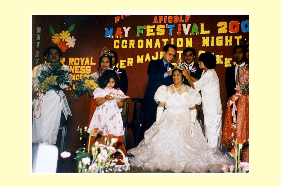 Uno dei momenti principali dell’ultima serata del “May Festival” organizzato a Napoli nel 2001 dalla Filipino Community dell’Api-colf: l’incoronazione della “Regina del Festival” da parte del console filippino e di sua moglie, invitati quali ospiti d’onore. Il May Festival, nel 2001, si è svolto nell’arco delle quattro domeniche successive del mese di maggio, presso la sala di una chiesa ubicata in Via Manzoni. Tutte le sere una giuria aveva il compito di nominare i vincitori di gare che coinvolgevano gruppi antagonisti di immigrati, residenti in diversi quartieri della città, i quali potevano esibirsi in danze tradizionali, concorsi canori o di bellezza. foto 1