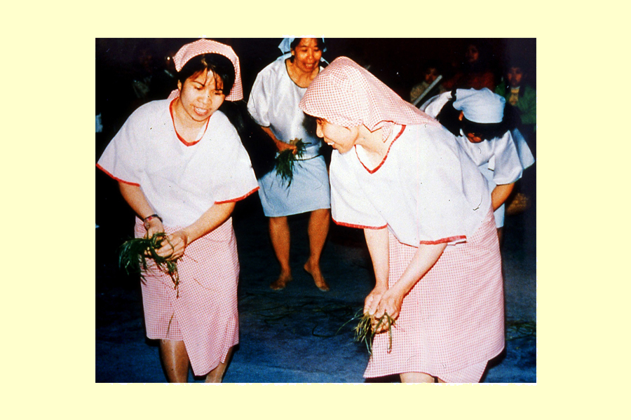 Questa foto ritrae alcune donne di origine filippina residenti a Napoli, impegnate nella cosiddetta “danza della piantaggine del riso”, in abiti tradizionali, in occasione della festa per l’Indipendenza svoltasi nel 1998, presso la Chiesa del Gesù Nuovo di Napoli. foto 1