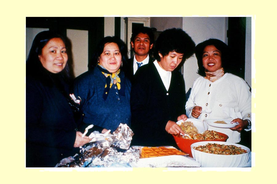 Un gruppo di donne serve da mangiare spaghetti di riso e dolci di riso e cocco denominati moasi, puto o kutisnta, presso la chiesa valdese della città, in occasione dell’undicesimo anniversario della fondazione del gruppo religioso di International Christian Fellowship. La maggior parte delle feste, infatti, analogamente a questa, si conclude con un rinfresco durante il quale è possibile assaggiare pietanze filippine e italiane. foto 1