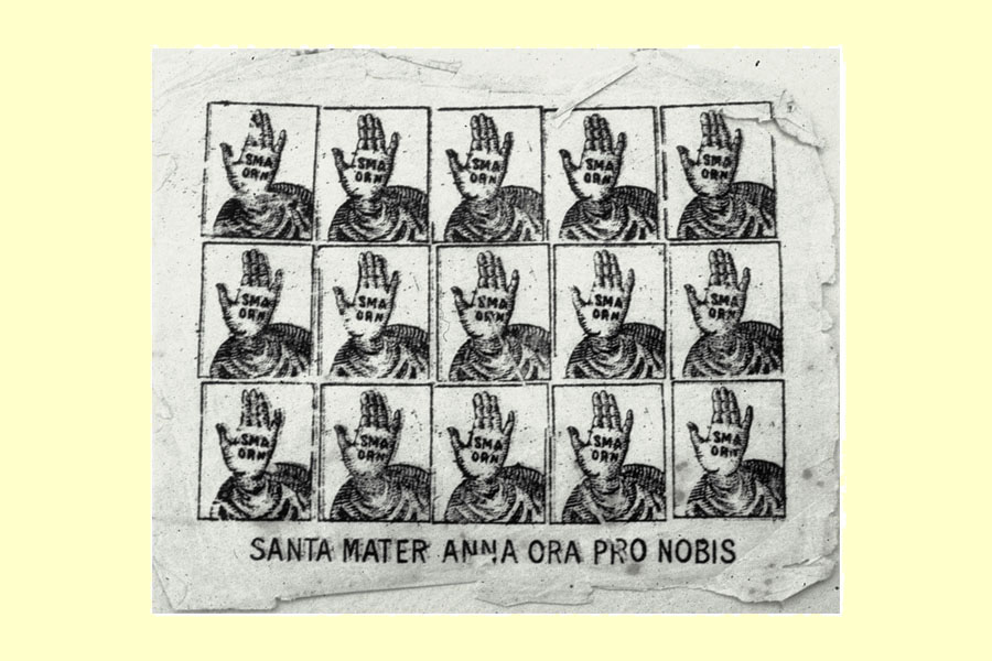 Mano di sant’Anna
<br> piccoli riquadri di cartine devozionali: da ingerire;<br>
carta velina, fine sec. XIX
foto 1