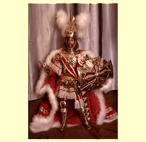 1 Carlo Magno nella sua versione da parata, nello scintillio di un’armatura meticolosamente cesellata, secondo l’interpretazione del napoletano Nicola Corelli. foto 1